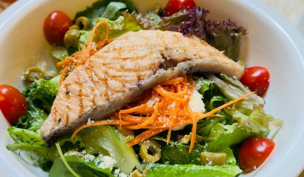 High-protein meal with lean meat, vegetables, and healthy fats, ideal for menopause weight loss, muscle support, and hormone balance.